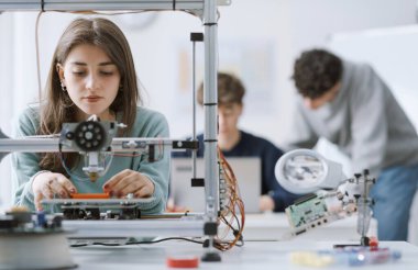 Laboratuvarda 3D yazıcı kullanan zeki kız öğrenci: eğitim, teknoloji ve bilim konsepti