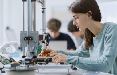 Laboratuvarda 3D yazıcı kullanan zeki kız öğrenci: eğitim, teknoloji ve bilim konsepti
