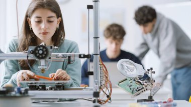 Laboratuvarda 3D yazıcı kullanan zeki kız öğrenci: eğitim, teknoloji ve bilim konsepti