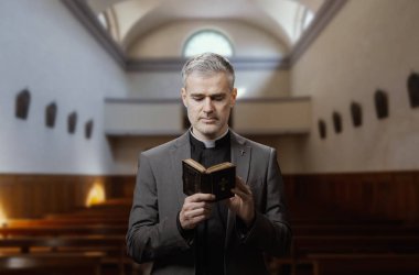 Kilisenin içinde İncil okuyan bir rahibin portresi.