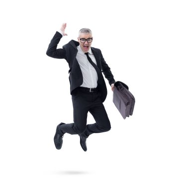 Elinde evrak çantası olan koyu renk takım elbiseli bir işadamı başarısını kutlarken sevinçle atlıyor..