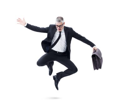 Elinde evrak çantası olan koyu renk takım elbiseli bir işadamı başarısını kutlarken sevinçle atlıyor..