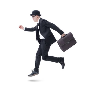 Melon şapkalı ve çantalı bir işadamı beyaz arka planda izole edilmiş bir randevuya koşuyor..