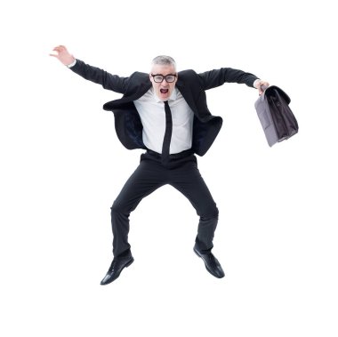 Elinde evrak çantası olan bir işadamı, boşluğa düşerken korkudan çığlık atıyor, beyaz bir arka planda izole halde..