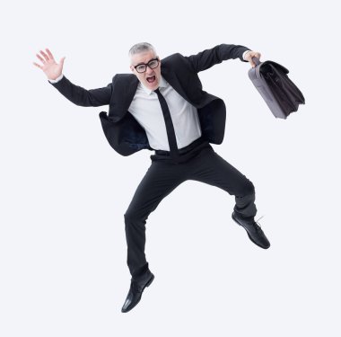 Elinde evrak çantası olan bir işadamı, boşluğa düşerken korkudan çığlık atıyor, beyaz bir arka planda izole halde..