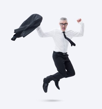 Koyu takım elbiseli bir işadamı başarısını kutlarken sevinçle atlıyor..