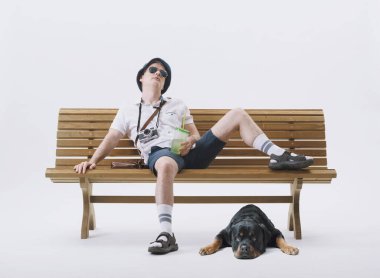 Bir bankta oturan orta yaşlı erkek turist sıcaktan muzdarip. İklim değişikliği kavramı.