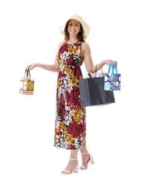 Güzel, gülümseyen genç bir kadın bir sürü alışveriş çantasıyla poz veriyor, beyaz arka planda duruyor..