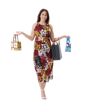 Güzel, gülümseyen genç bir kadın bir sürü alışveriş çantasıyla poz veriyor, beyaz arka planda duruyor..