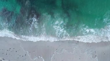 Mavi sudaki deniz dalgaları - hava manzarası