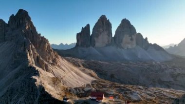 Dolomite dağlarının hava manzarası - tre cime di lavaredo