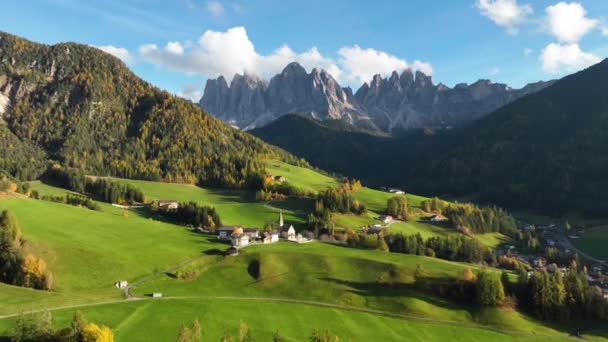 Aerial Drone Widok Pięknego Krajobrazu Włoskich Dolomitów Santa Magdalena — Wideo stockowe