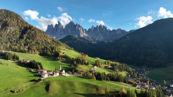 Flygdrönare Utsikt Över Vackra Landskap Italienska Dolomiter Santa Magdalena — Stockvideo