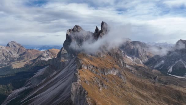 Montanha Seceda Dolomitas Italianas Durante Outono Vista Aérea Drone — Vídeo de Stock