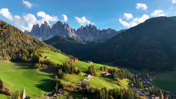 Drohnenaufnahme Der Wunderschönen Landschaft Der Italienischen Dolomiten Santa Magdalena — Stockvideo