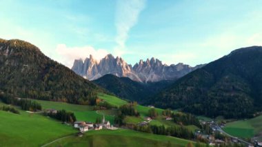 İtalyan dolomitlerinin hava aracı manzarası