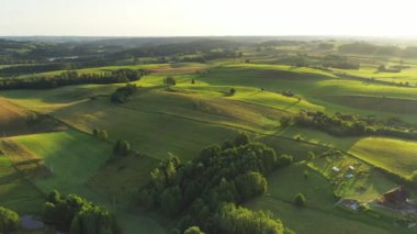 Yeşil tarlaları ve tepeleri olan hava manzarası