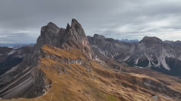 Seceda Berg Italienska Dolomiter Hösten Flygbilder — Stockvideo