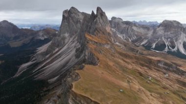 Kayalık dağların görkemli manzarası