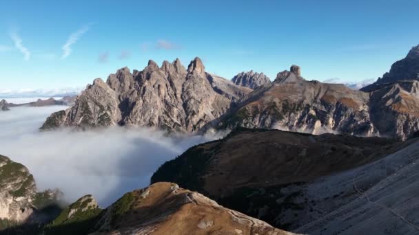 雲で覆われた山の風景 ロイヤリティフリーのストック動画