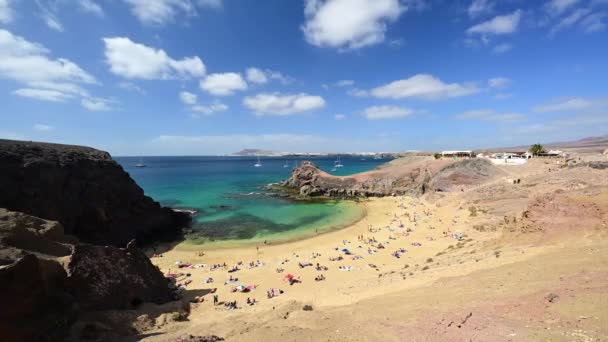 在西班牙兰萨罗特岛 加那利群岛的帕帕卡约海滩 普拉亚上空美丽的一天 — 图库视频影像