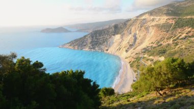 Yunanistan 'ın Cephalonia adasındaki Mirtos plajının güzel yaz manzarası