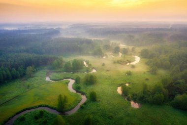 Sisli bir sabah boyunca doğal nehrin havadan görünüşü