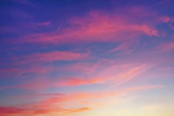 Schöner Sommersonnenuntergang Dramatischer Himmel Stockbild