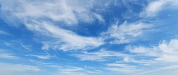 Λευκά Σύννεφα Έναντι Μπλε Φόντο Του Ουρανού Royalty Free Φωτογραφίες Αρχείου