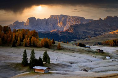 İtalyan dolomitlerindeki Alpe di Siusi Vadisi