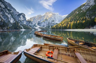 Dolomite dağlarındaki Iago di Braies manzarası