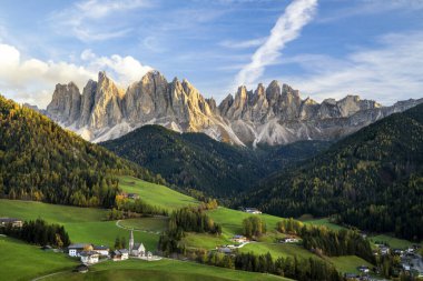 İtalyan dolomitlerinin güzel manzarası - Santa Magdalena