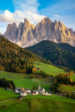 İtalyan dolomitlerinin güzel manzarası - Santa Magdalena