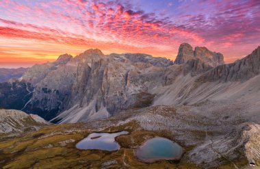 Dağların üzerinde güzel bir günbatımı - dolomitler