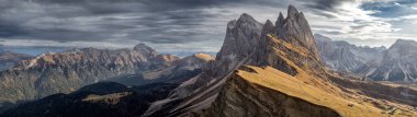 Sonbahar boyunca İtalyan dolomitlerinde Seceda Dağı