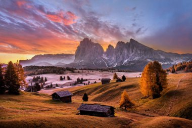 İtalyan dolomitlerindeki Alpe di Siusi Vadisi