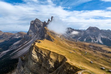 Sonbahar boyunca İtalyan dolomitlerinde Seceda Dağı