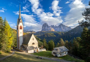 İtalyan dolomit dağlarında San Giacomo chruch (Ortisei )