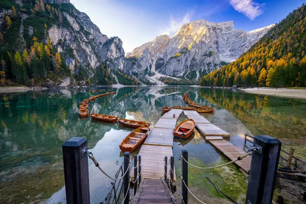 Paysage Lago Braies Dans Les Montagnes Dolomite Image En Vente