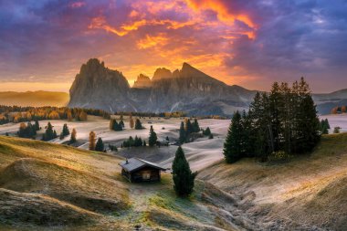 İtalyan dolomitlerindeki Alpe di Siusi Vadisi