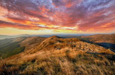 Sonbaharda Bieszczady dağlarının manzarası