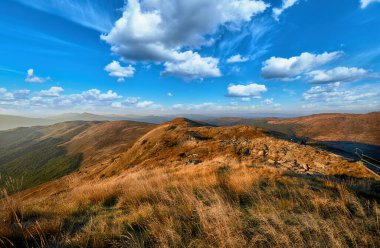 Sonbaharda Bieszczady dağlarının manzarası