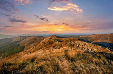 Sonbaharda Bieszczady dağlarının manzarası