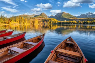 Slovakya Tatras dağlarında sonbahar sabahı - Strbske pleso