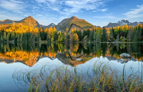 Slovakya Tatras dağlarında sonbahar sabahı - Strbske pleso 