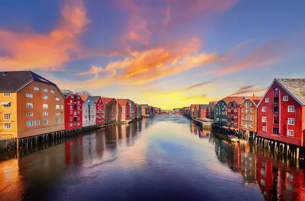 Trondheim Norveç Deniz Üzerinde Renkli Evler Stok Resim