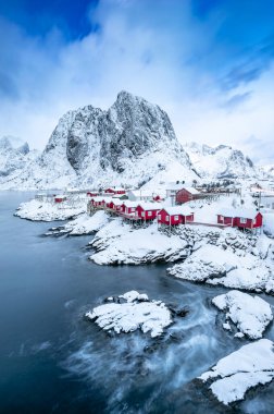 Norveç 'in Lofoten adalarındaki ünlü balıkçı köyü Hamnoy