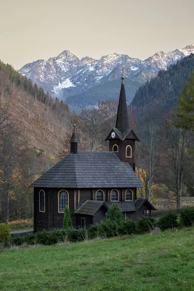 Piękny Jesienny Zachód Słońca Nad Kościołem Anny Słowackich Tatrach Obrazek Stockowy
