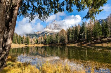 Dağlardaki güzel sonbahar manzarası - İtalyan dolomitlerindeki lago antorno 