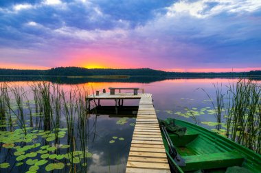 Güzel yaz gün batımı göl üzerinde